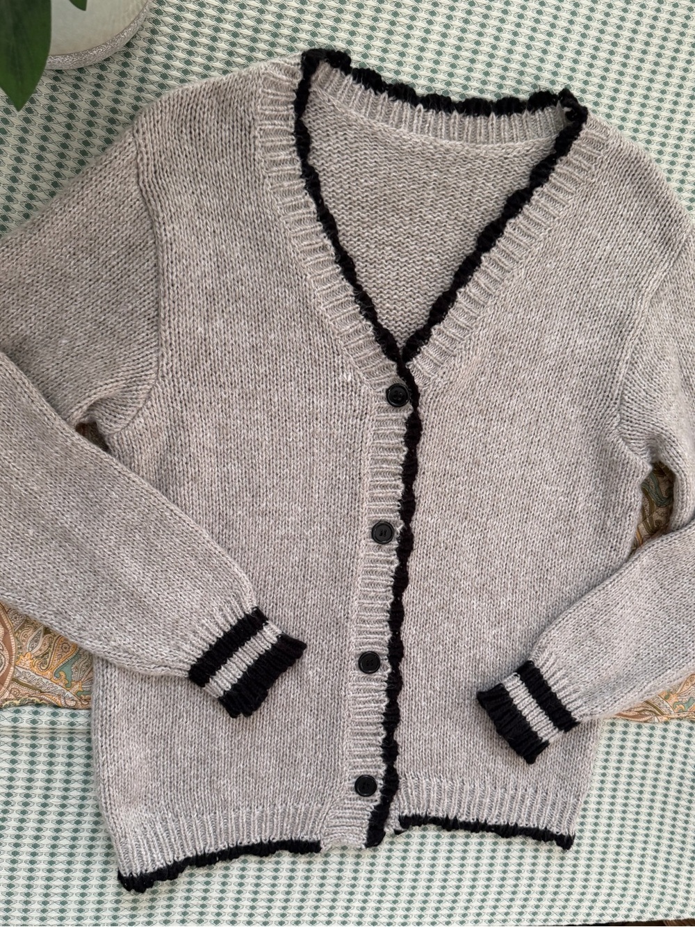 Women’s Grannycore Cardigan Sweater V-Neck Button Cardigan Sweater gray black